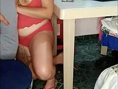 MILF ונצואלית נתפסת עושה פורנו ומציעה סקס לבן דוד שלה בתמורה לתמונות עירום