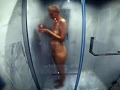 Un videoclip de casă cu o mamă slabă cu sâni naturali făcând un duş
