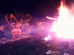 Amatörpar som ägnar sig åt en nattlig bonfire