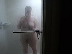 Una ragazza bianca scatenata fa una doccia veloce in hotel