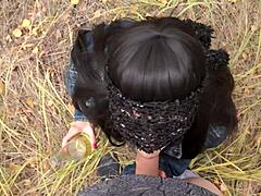 Ερασιτέχνης MILF γίνεται άτακτη στο φθινοπωρινό δάσος με ούρα στο στόμα και τα μαλλιά της