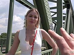 Verena Maxia, puma germană blondă, își seduce agentul de casting pentru sex în aer liber