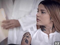 Latina Vanessa Vega krijgt seks voor de ogen van de dokter om voor medische behandeling te betalen