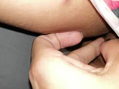 Бразилска жена се бави великим црним пенисом у домаћем видеу