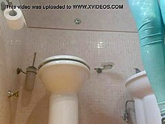Die versteckte Kamera einer Mutter mit einem großen Hintern erfasst ihre Furzen im Badezimmer
