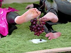 Erregte schöne dicke Frauen genießen die Fußanbetung mit Arya Granders schönen Füßen