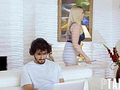 МИЛФ Кристи Стивенс са великим дупетом заведује свог очуха за хардкор секс