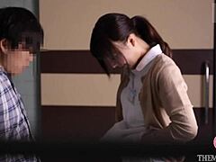 Ιαπωνίδα μαμά γλείφει και δακτυλοβολεί έντονα το μουνί της