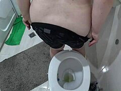 Eine reife Frau mit großen Brüsten wird auf der Toilette von einer versteckten Kamera erfasst