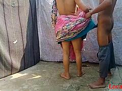 Amateur bengali-babi wordt ondeugend op de webcam in een roze sari voor holi