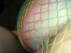 Intenziven seks v pasji stilu z zakrivljeno ženo v mrežni spodnji perili