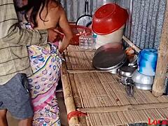 Video di sesso interrazziale in cucina di coppie indiane dilettanti con un amico marito dilettante