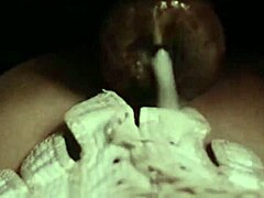 Секс сцена със знаменитост Лиза Денвърс в класическа винтажна обстановка