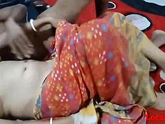 امرأة هندية ترتدي ساري أحمر تمارس الجنس مع صديقها على كاميرا الويب