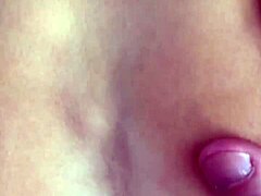 Lexi Rose, uma tatuada, é fodida vigorosamente na vagina e nas nádegas