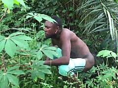 Una coppia di amatori africani si diverte a fare sesso a cavalletto nel bosco