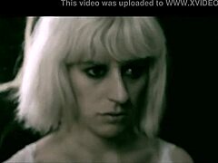 Nora Barcelona, o pornostar, joacă într-un videoclip hardcore anal și cu spermă