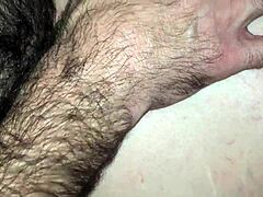 Trdo seksanje z dlakavo MILF, ki se drgne in obrača, dokler ne ejakulam v njo