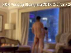 Et asiatisk amatørpar har lidenskapelig sex i doggystyle-stilling
