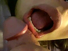 Mama primeşte o gură plină de spermă după ce o trezesc