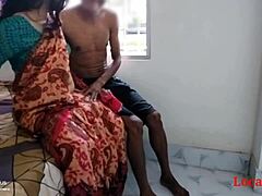 Młoda kobieta w czerwonej sari zostaje zerżnięta przez młodego mężczyznę w małym pokoju