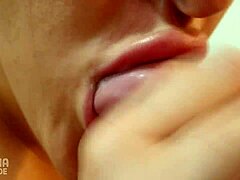 Close-up sensual zakar besar mendapat blowjob