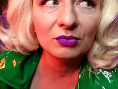 Blond milf prevladuje z grobi in počasnimi navodili za drkanje v POV videu