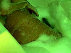 En sexet teenager får sin fisse kærtegnet i badekarret af en mand