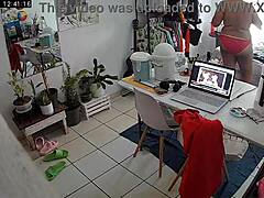 Krągła meksykańska macocha zachowuje się niegrzecznie przed ukrytą kamerą