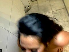 Ashley Cumstar, une fille allemande amateur, fait une gorge profonde sous la douche