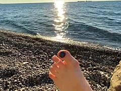 Господарката Лара се отдава на поклонение на краката и игра на пръсти на плажа