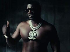 Seks kasar dan payudara alami dalam video musik ini