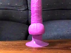 Opphisset milf bruker leker for å nå orgasme mens hun rider dildo