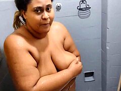 Fiica vitregă face sex cu fiul vitreg în timp ce ea face un duș