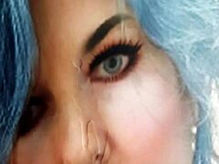 Robyn Beitels vakre ansikt blir dekket av sæd etter en varm ansiktsbehandling