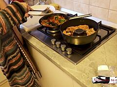 Kompilace domácí ženy s velkými prsy, která připravuje rychlou večeři nahá v kuchyni