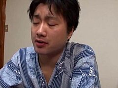 Japansk MILF-stepmødre første seksuelle møte med en yngre elsker