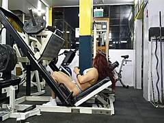 Milf muscular goddess mendapat pantatnya dilatih dalam video panas