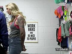 Sesso hardcore con una milf tatuata in cambio di gioielli persi