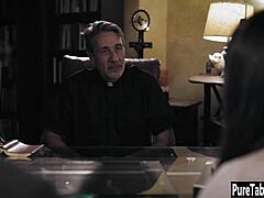 Ένας ηλικιωμένος ιερέας κάνει βρώμικο σεξ με μια καυτή MILF με μεγάλο κώλο