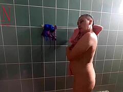 Regina Noir, seorang pembantu rumah yang telanjang, mandi dan mencukur alat kelaminnya sambil disaksikan