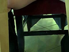 סרטון HD של מותק לוהט שמפגין את הלבשה התחתונה שלה ואת התחתונים הרעידים בפומבי