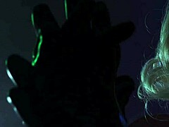ラテックスを着たドームのアーヤ・グランダー (Arya Grander) は,ハロウィーンのフェチセッションのために彼女の音響のASMRスキルを用いて誘惑します
