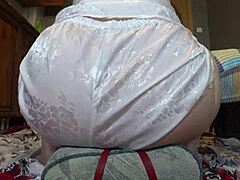 Русская мама с большой грудью катается на дилдо и трясет свою сочную киску в домашнем видео с мастурбацией