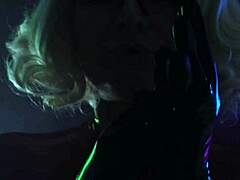Arya Grander, eine in Latex gekleidete Domäne, verführt mit ihren klingenden ASMR-Fähigkeiten für eine Halloween-Fetisch-Session