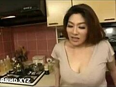 En japansk stedmor med store bryster bliver kneppet af sin stedfar
