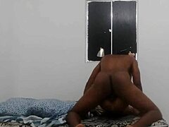 Sexo interracial y novinha ardiente para el primer juego de los brasileños