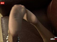 Bianca Naldy fait une footjob à un fétichiste et se masturbe avec ses pieds