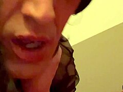 Французская трансгендерная женщина занимается жестким анальным сексом в магазине в Марселе
