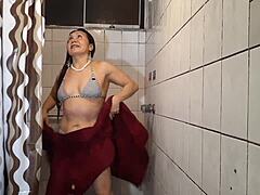 Een sensuele MILF pronkt haar gestroomlijnde lichaam met sensualiteit onder de douche